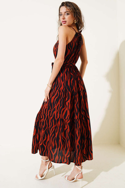 فستان بني بدون أكمام بربطة عنق ونمط حمار وحشي