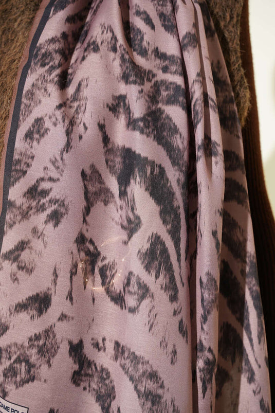 وشاح بنقشة حمار الوحش بلون الجمل