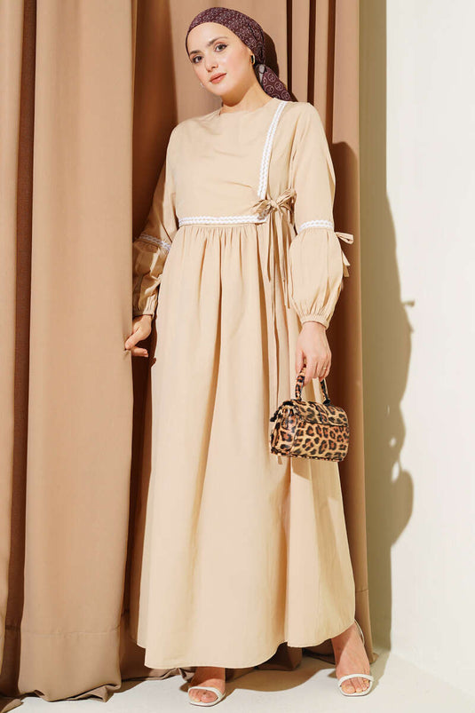 Zickzack-Stickerei Popeline-Kleid mit seitlicher Kordel Beige