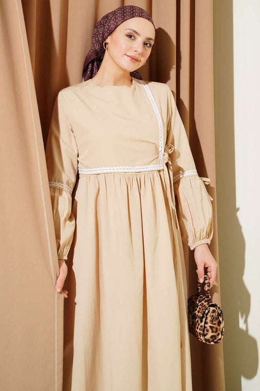 Zickzack-Stickerei Popeline-Kleid mit seitlicher Kordel Beige