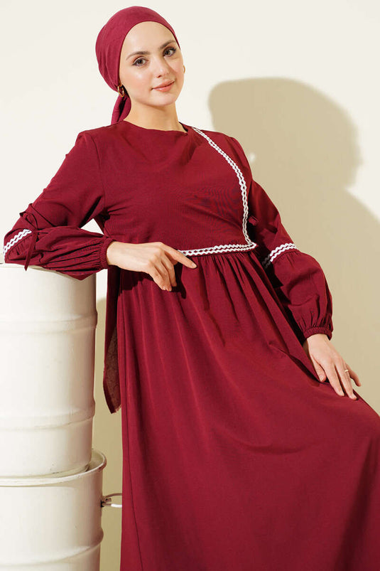 Robe en popeline bordeaux avec broderie zigzag et cordon latéral