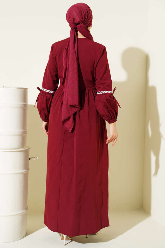 Robe en popeline bordeaux avec broderie zigzag et cordon latéral