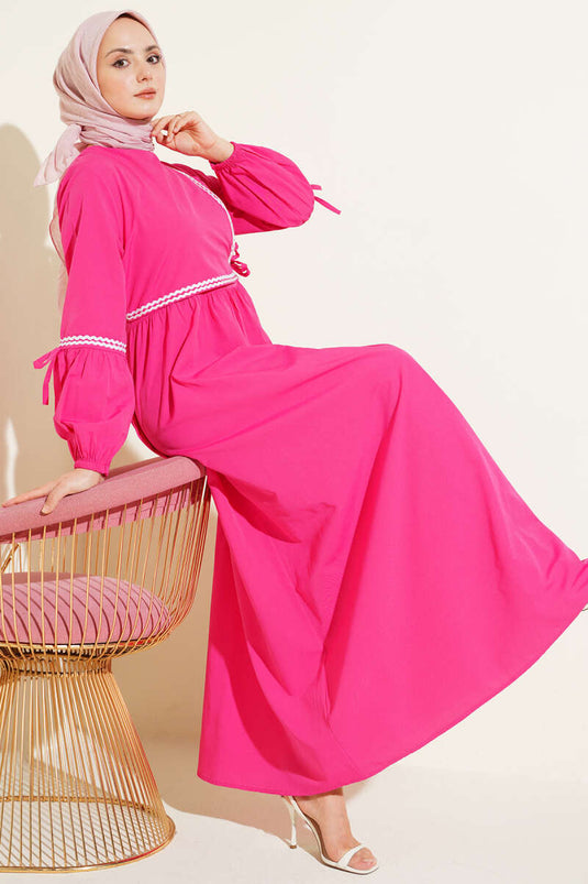 Robe en popeline fuchsia avec broderie zigzag et cordon latéral