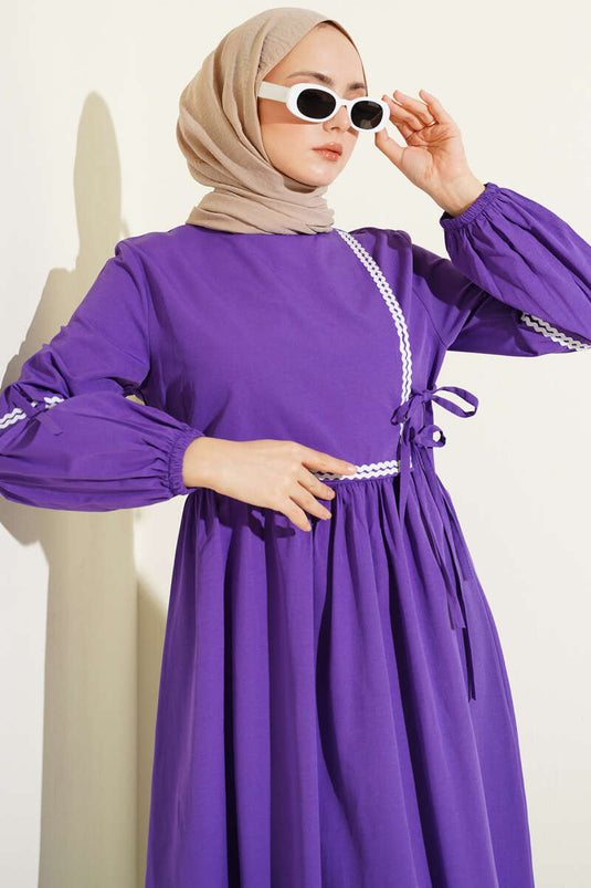 Abito in popeline con ricamo a zigzag e coulisse laterale viola