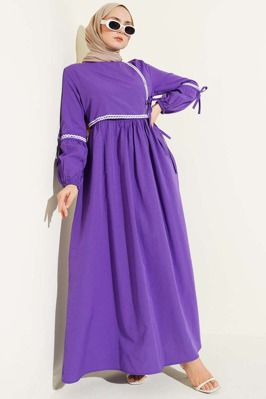 Abito in popeline con ricamo a zigzag e coulisse laterale viola