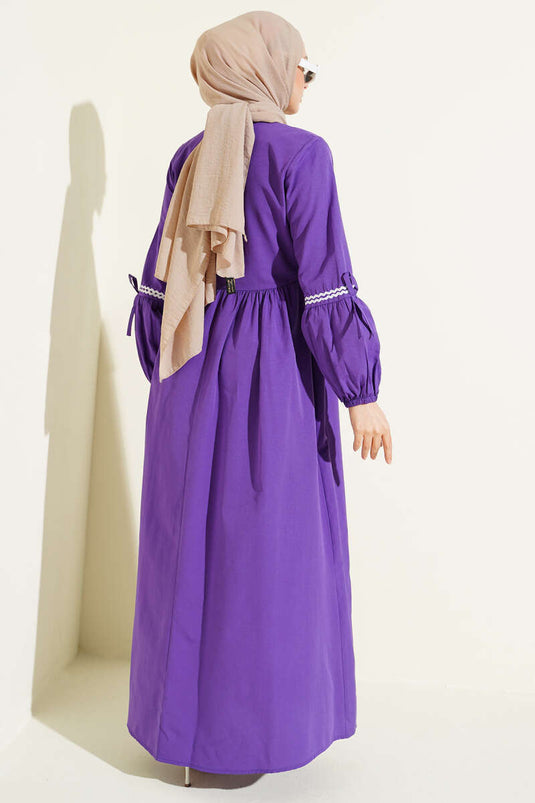 Abito in popeline con ricamo a zigzag e coulisse laterale viola