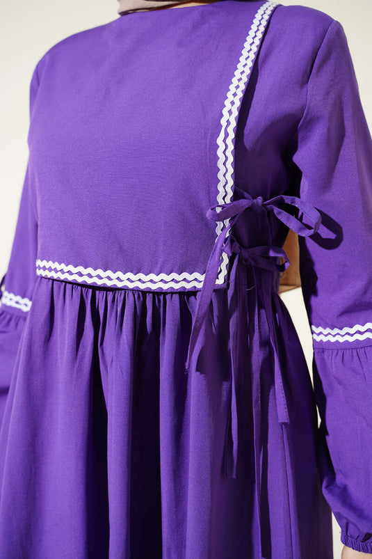 Abito in popeline con ricamo a zigzag e coulisse laterale viola