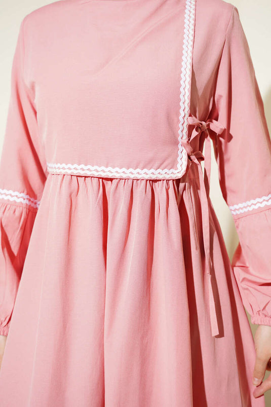 Robe en popeline avec broderie zigzag et cordon latéral, couleur poudre