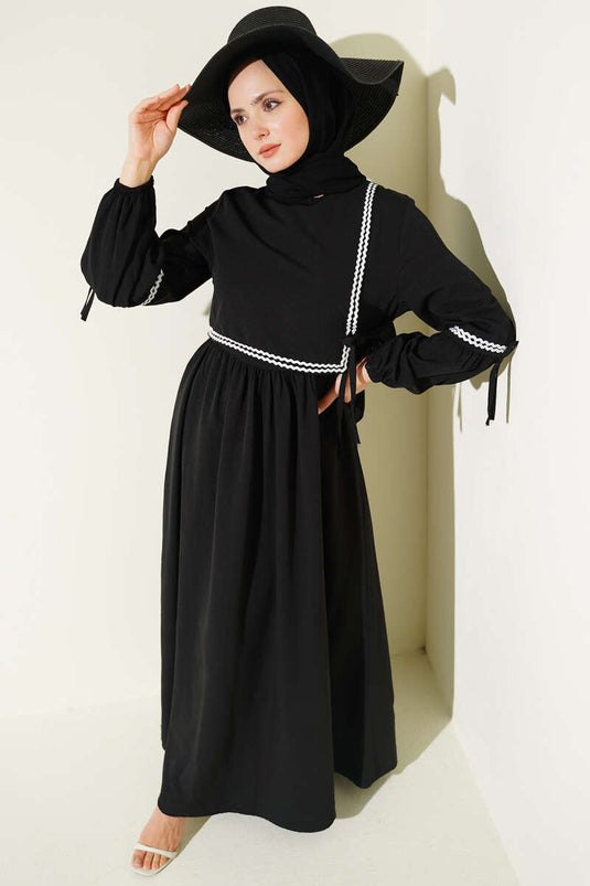 Zigzag Nakışlı Yan İpli Poplin Elbise Siyah