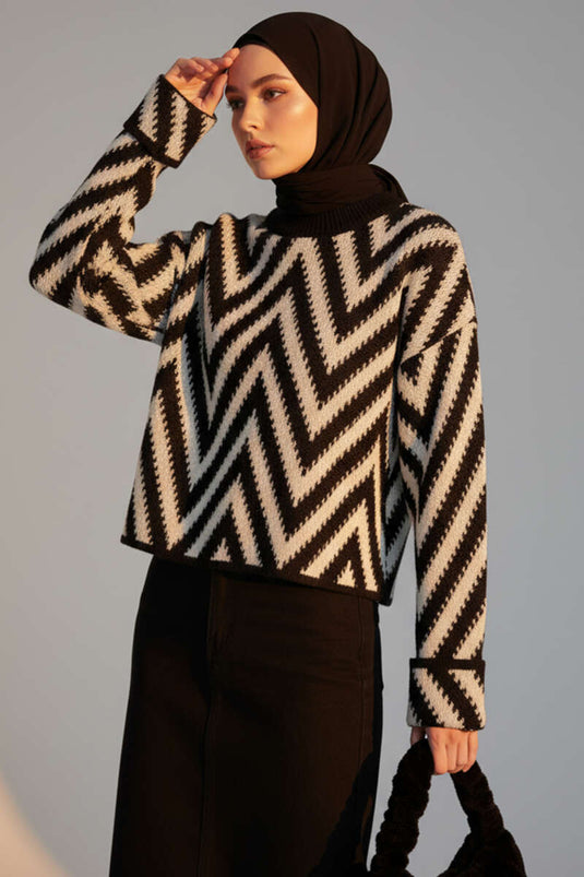 Schwarzer Pullover mit Zickzackmuster und Lochmuster