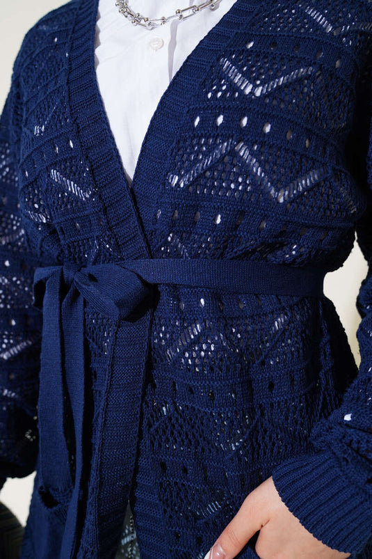 Strickjacke mit Zickzack-Muster, perforiertem Gürtel und Marineblau