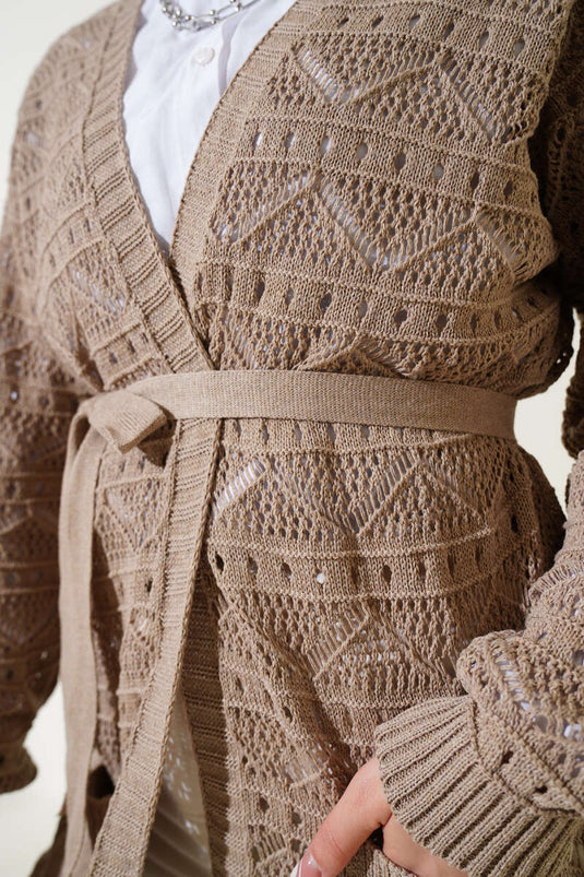 Strickjacke mit Zickzack-Muster, perforiertem Gürtel und Nerz