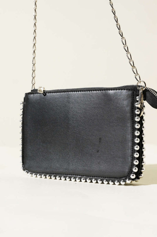 حقيبة بسلسلة مزينة بمسامير، لون أسود