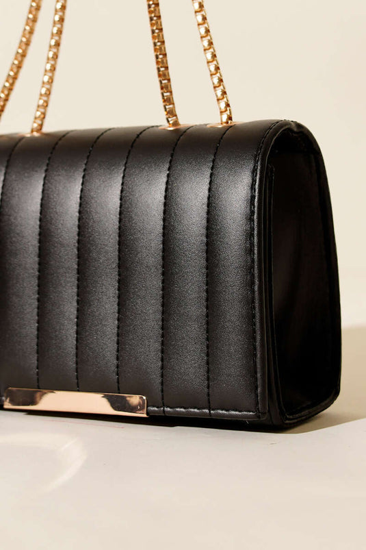 حقيبة مستطيلة سوداء بحزام سلسلة