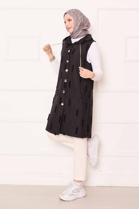 Chaleco acolchado con botones y detalle de cadena, color negro