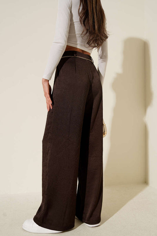 Pantalon en satin froissé avec ceinture chaîne, couleur café