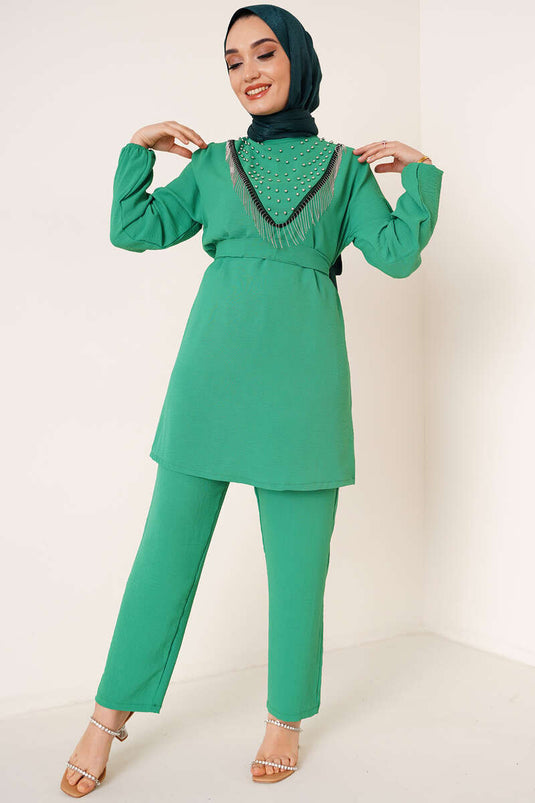 Costume double détaillé avec pompon et agrafes en chaîne, vert