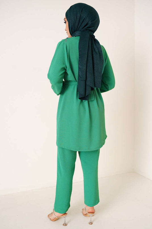 Costume double détaillé avec pompon et agrafes en chaîne, vert